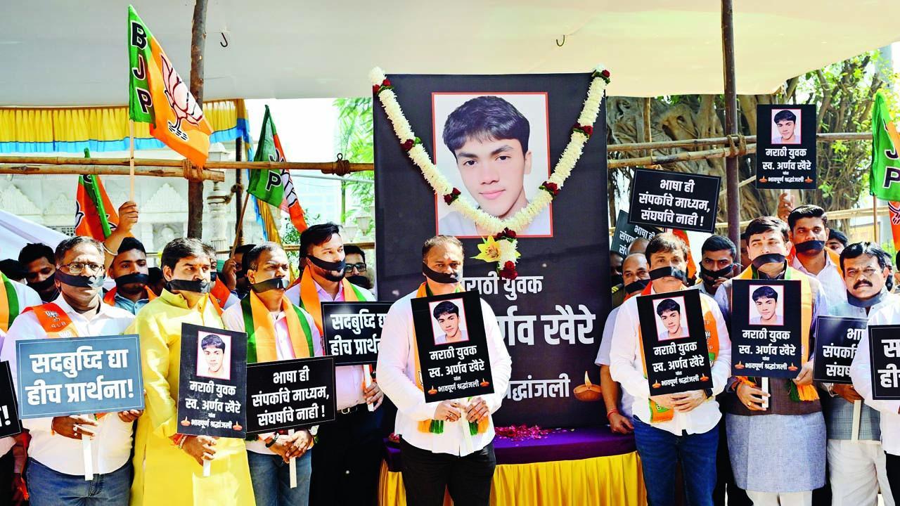 મોઢે કાળી પટ્ટી બાંધીને BJPના કાર્યકરો શિવાજી પાર્કમાં સદ્બુદ્ધિ આંદોલનમાં જોડાયા હતા. તસવીર: શાદાબ ખાન