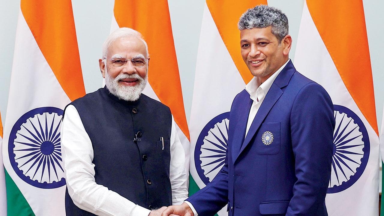 ભારતીય વિમેન્સ ટીમના હેડ કોચ અમોલ મુઝુમદાર સાથે નરેન્દ્ર મોદી