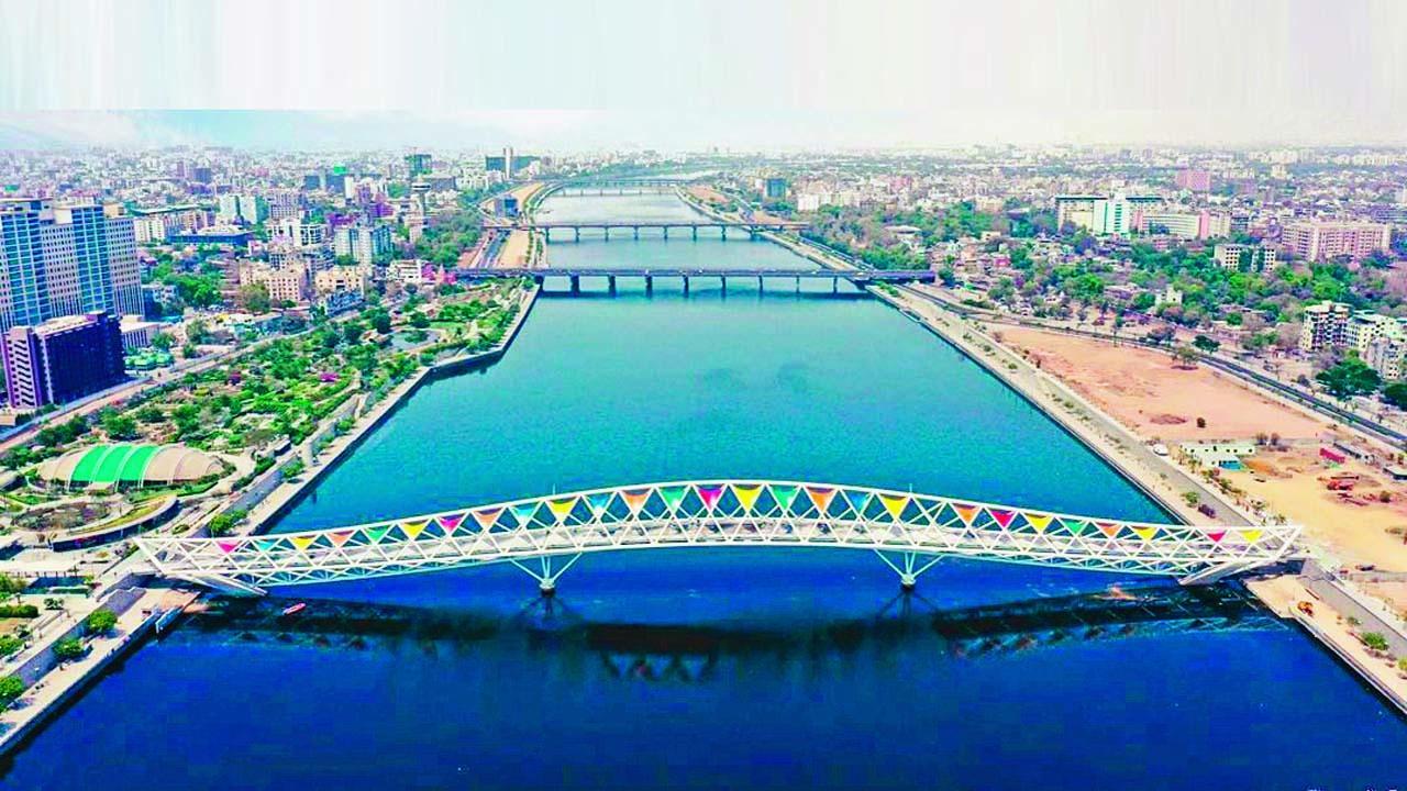 અમદાવાદમાં સાબરમતી નદી પર સહેલાણીઓ માટે બનાવવામાં આવેલો આઇકૉનિક અટલ બ્રિજ