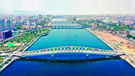 અમદાવાદમાં સાબરમતી નદી પર સહેલાણીઓ માટે બનાવવામાં આવેલો આઇકૉનિક અટલ બ્રિજ