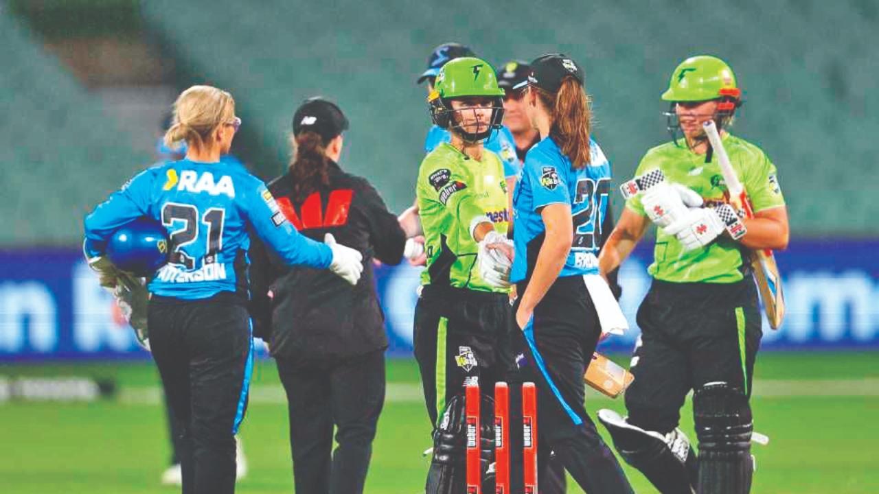 મૅચ નો-રિઝલ્ટ જાહેર થતાં બન્ને ટીમની પ્લેયર્સ હૅન્ડશેક કરીને પૅવિલિયન પાછી ફરી હતી