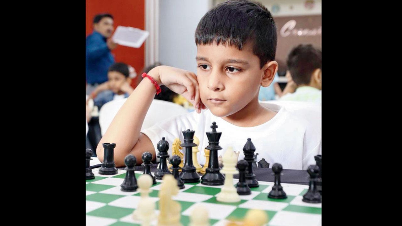 ચેસ ટુર્નામેન્ટમાં નેક્સ્ટ મૂવ વિશે વિચારી રહેલો અવીર