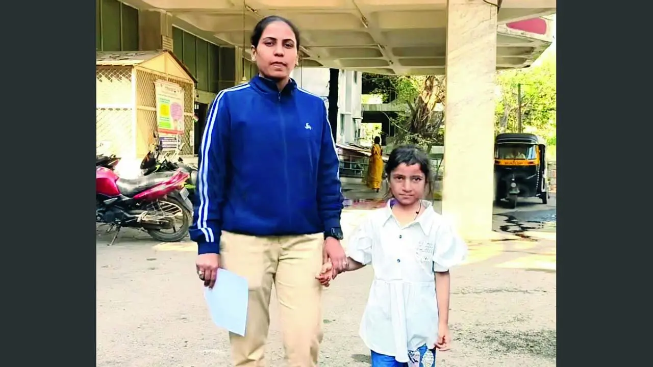 અંધારામાં આખી રાત છુપાઈને પોતાને બચાવનાર સાત વર્ષની બહાદુર છોકરી.