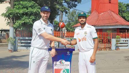 ટેસ્ટ-સિરીઝની ટ્રોફી સાથે ટીમના કૅપ્ટન્સ