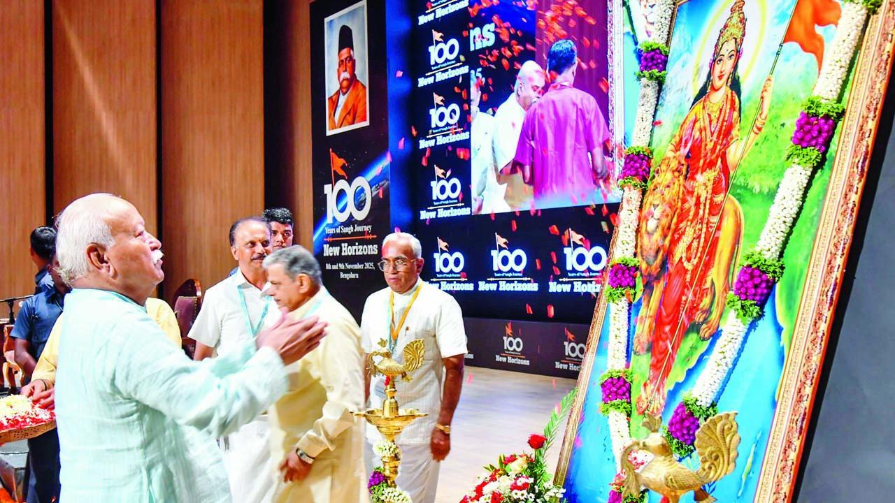 RSSનાં ૧૦૦ વર્ષ પૂરાં થયાં એ નિમિત્તે ગઈ કાલે બૅન્ગલોરમાં યોજાયેલા એક કાર્યક્રમમાં RSSના પ્રમુખ મોહન ભાગવતે મા દુર્ગા સામે શીશ નમાવ્યું હતું.