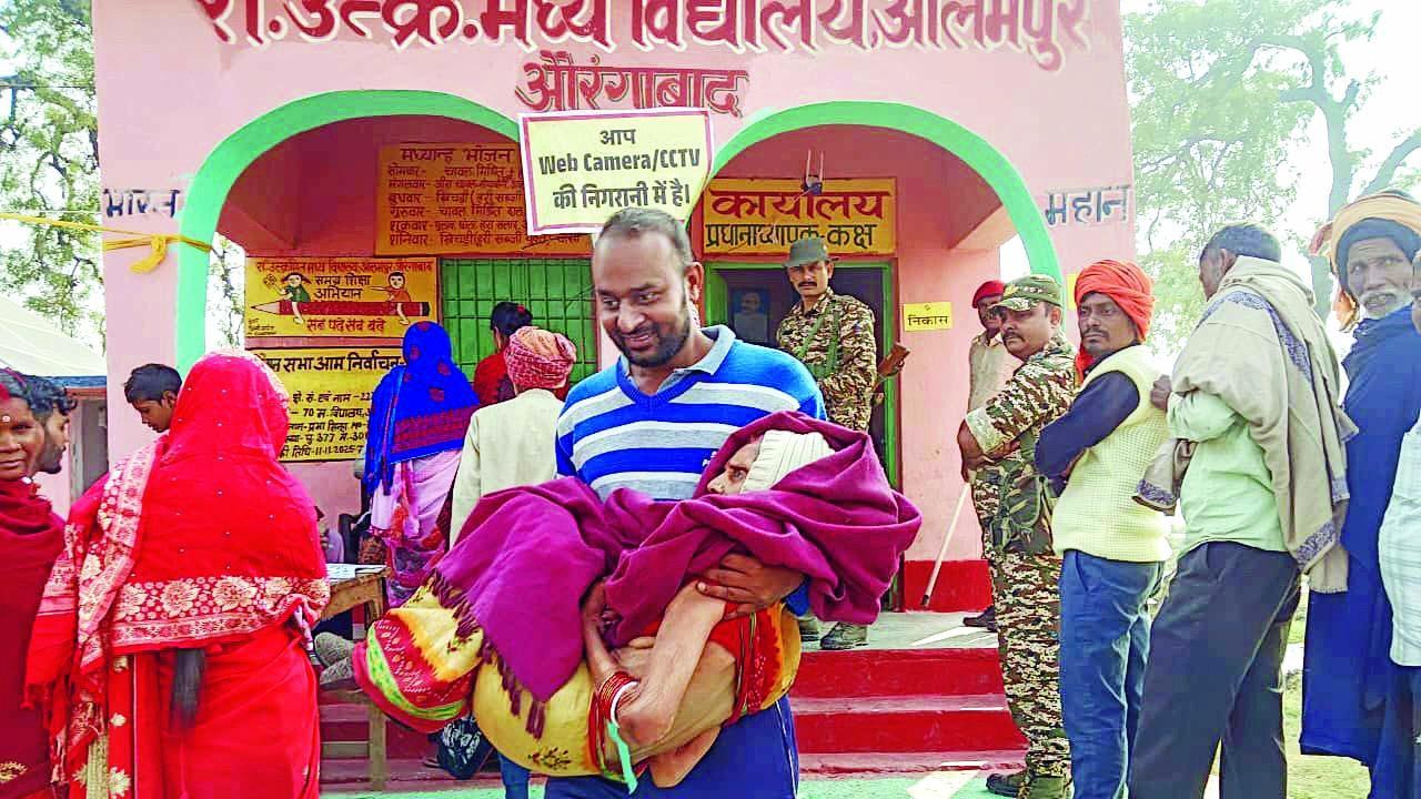 ઔરંગાબાદમાં એક ભાઈ વૃદ્ધ મહિલાને ઊંચકીને મત અપાવવા લઈ આવ્યા હતા.