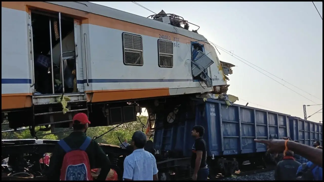 બિલાસપુરમાં કોરબા પેસેન્જર ટ્રેન અને માલગાડી વચ્ચે થયેલી ટક્કર (તસવીર સૌજન્ય: સોશિયલ મીડિયા) 