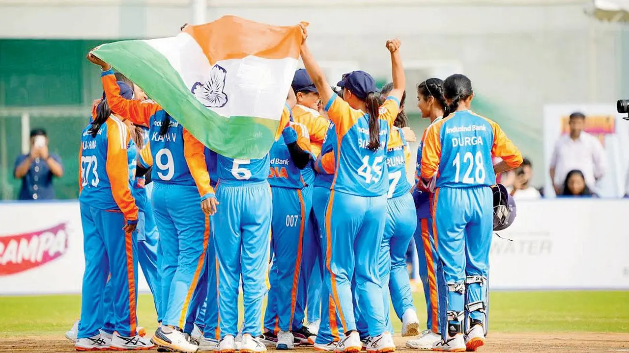 નેપાલ સામે જીત મેળવ્યા બાદ રાષ્ટ્રધ્વજ સાથે જીતની ઉજવણી કરતી ભારતીય વિમેન્સ ટીમ