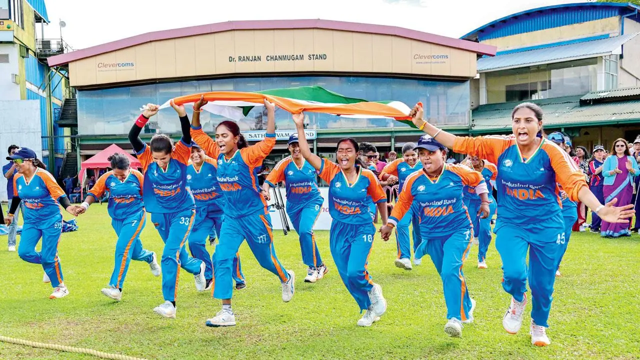 ગઈ કાલે શ્રીલંકાના કોલંબોમાં રમાયેલી ફાઇનલમાં વિનિંગ રન બન્યા પછી ભારતીય મહિલા ક્રિકેટરો તિરંગા સાથે મેદાનમાં દોડી ગઈ હતી