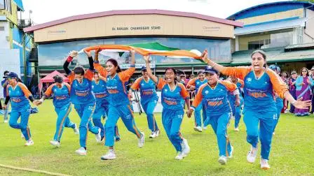 ગઈ કાલે શ્રીલંકાના કોલંબોમાં રમાયેલી ફાઇનલમાં વિનિંગ રન બન્યા પછી ભારતીય મહિલા ક્રિકેટરો તિરંગા સાથે મેદાનમાં દોડી ગઈ હતી