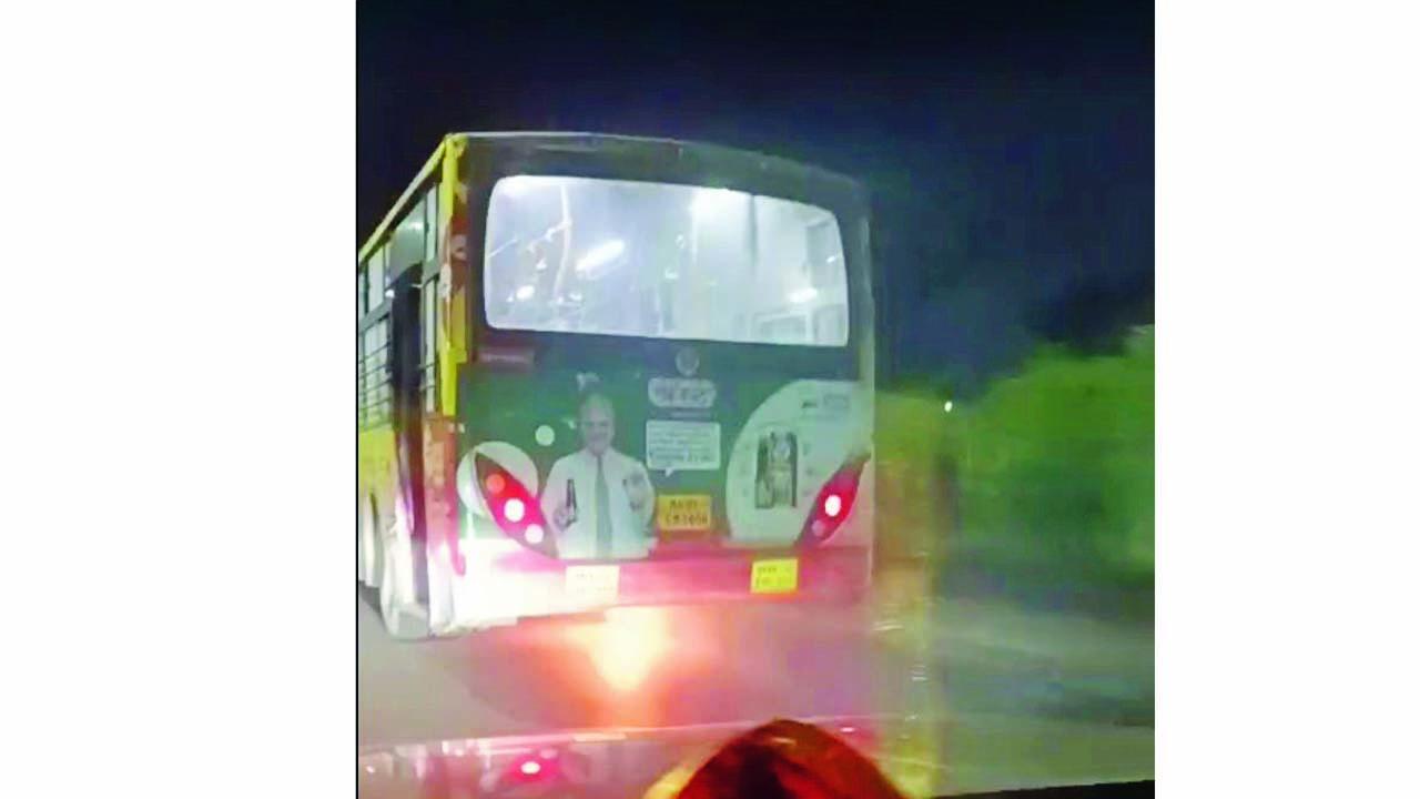 બસમાં લાગેલી આગ પાછળથી કારમાં જઈ રહેલા મોટરિસ્ટોને દેખાતાં તેમણે કન્ડક્ટર અને ડ્રાઇવરને અલર્ટ કર્યા હતા.