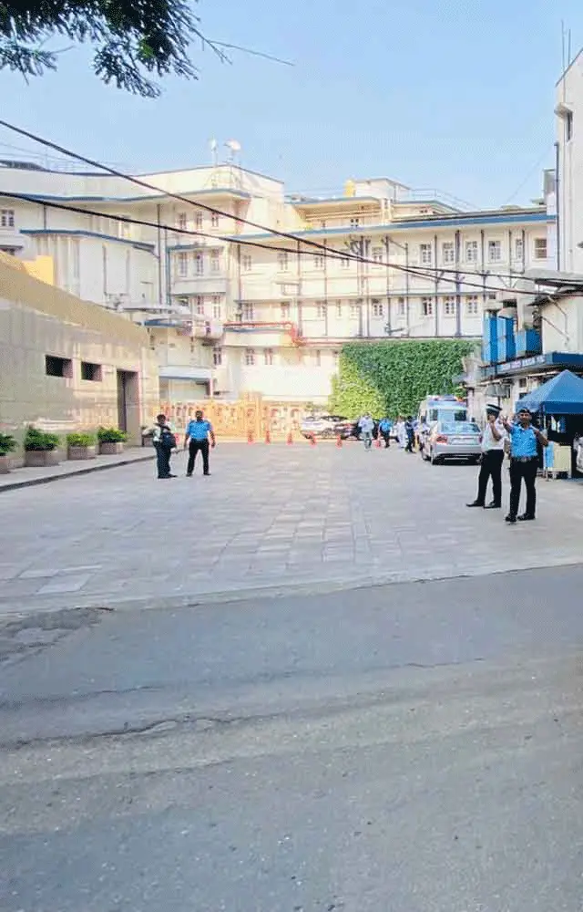 ધર્મેન્દ્ર દાખલ થતાં, બ્રીચ કૅન્ડી હૉસ્પિટલની બહાર મીડિયા