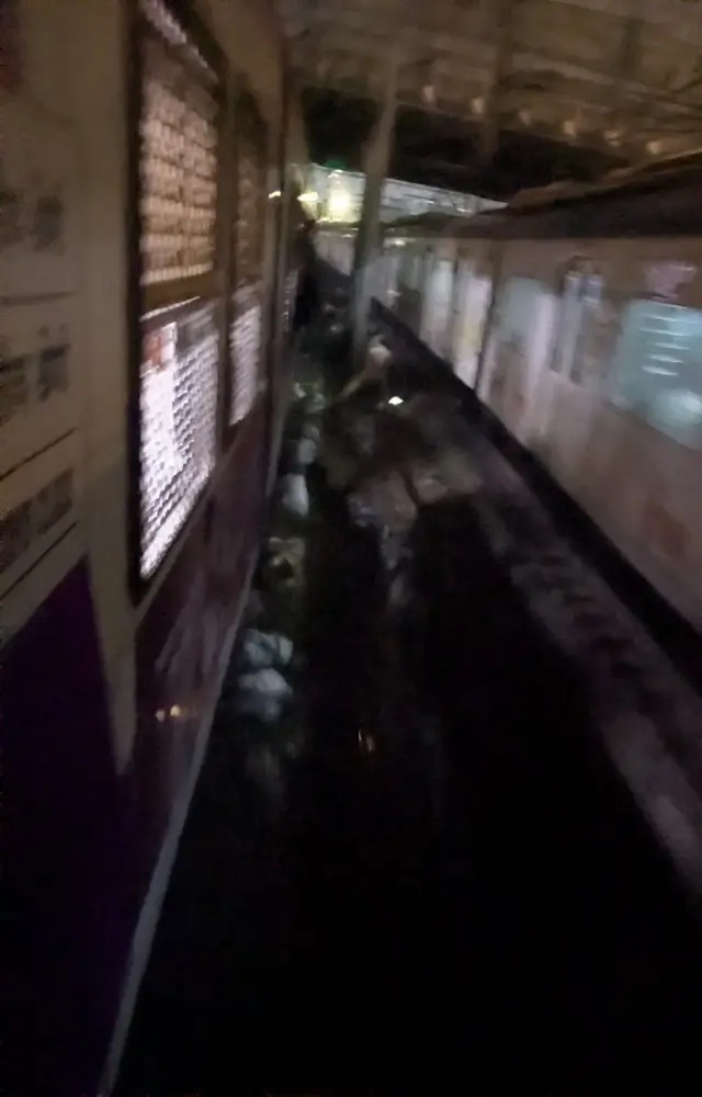 સેન્ડહર્સ્ટ રોડ રેલવે નજીક ટ્રેન સાથે પ્રવાસીઓની ટક્કર