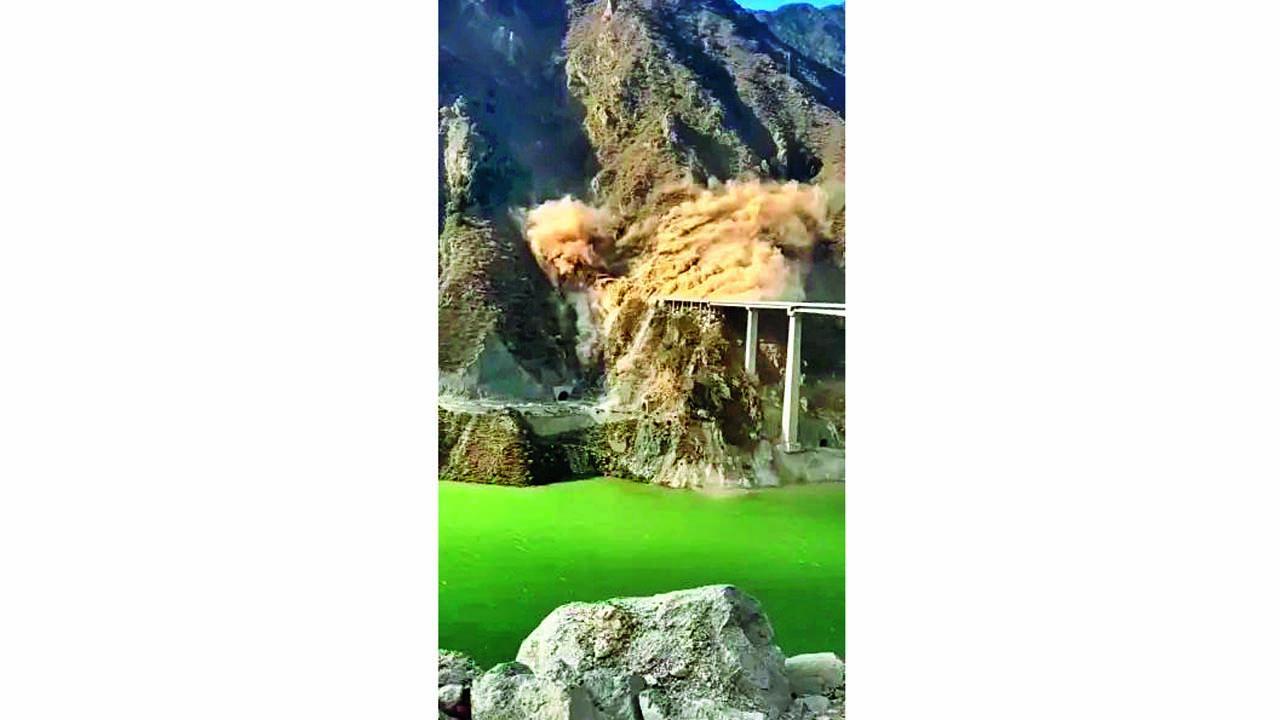 આ હાઇવે ક્યારે ફરીથી ખોલવામાં આવશે એની કોઈ જાણકારી મળી નથી.