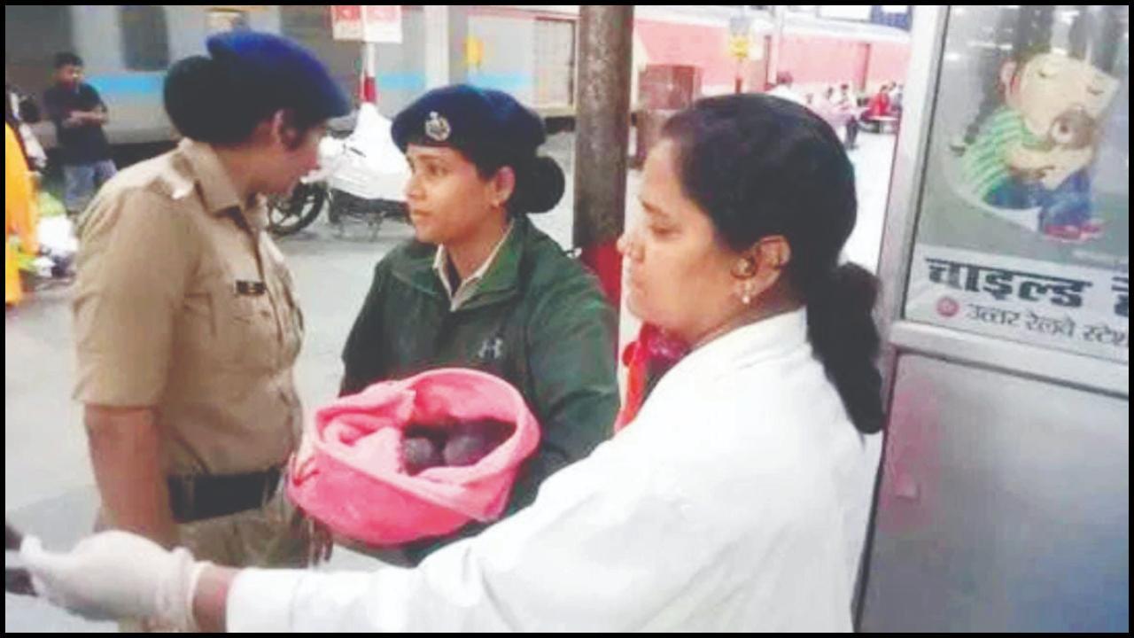 લખનઉ રેલવે-સ્ટેશન પર‌ ટ્‍વિન્સને જન્મ આપ્યો