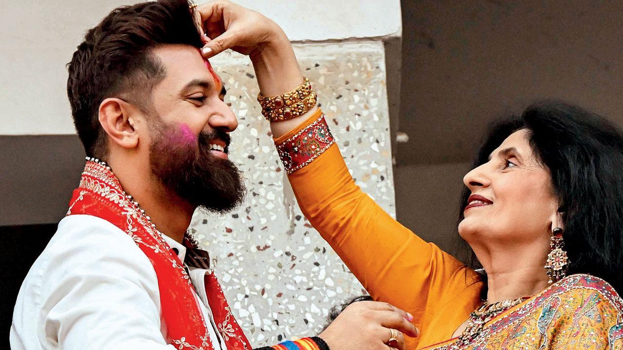 ગઈ કાલે ચૂંટણીના પરિણામ પછી દીકરા ચિરાગ પાસવાનને વિજયતિલક કરતાં મમ્મી