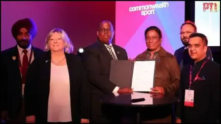 ટી ઉષા અને હર્ષ સંઘવીએ ગ્લાસગોમાં કોમનવેલ્થ ગેમ્સના સંચાલક મંડળ તરફથી ભારતના યજમાન અધિકારો સ્વીકાર્યા (સૌજન્ય: PTI)