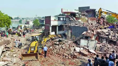 ગેરકાયદે દબાણો પર બુલડોઝર ફરી વળ્યાં
