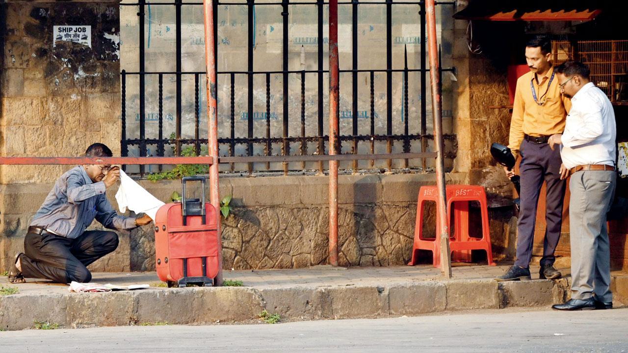 બૅગ ખોલ્યા બાદ એમાંથી કપડાં અને અન્ય વસ્તુઓ નીકળી હતી