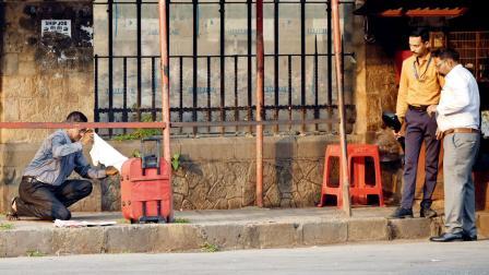 બૅગ ખોલ્યા બાદ એમાંથી કપડાં અને અન્ય વસ્તુઓ નીકળી હતી