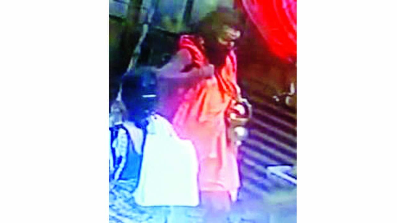 રિયલ એસ્ટેટ બ્રોકરના દાગીના તફડાવી જનાર બાબા CCTV કૅમેરાનાં ફુટેજમાં કેદ થયો છે.