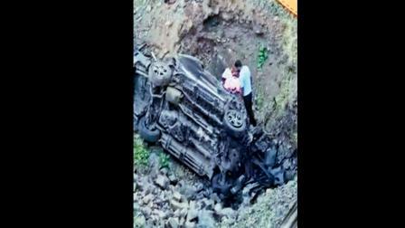 હાઇવે છોડીને ફુલ સ્પીડમાં ખાડામાં ખાબકેલી કારના ફુરચેફુરચા ઊડી  ગયા હતા