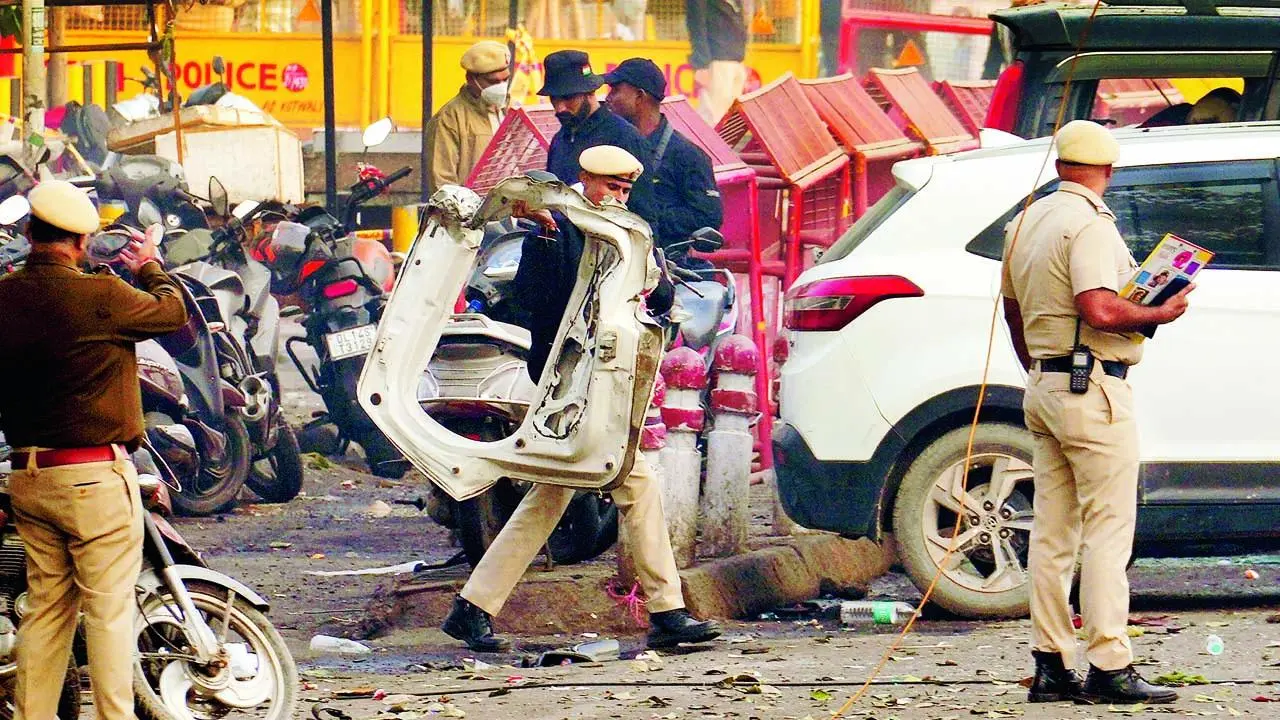 દિલ્હીમાં બ્લાસ્ટના સ્થળેથી મંગળવારે બપોરે દિલ્હી પોલીસે કાટમાળ હટાવવાનું શરૂ કર્યું હતું.