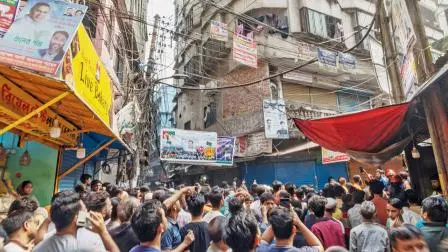 ઢાકામાં ગઈ કાલે ધરતીકંપમાં જૂના શહેરની ગલીઓમાં દીવાલો અને છતો ધરાશાયી થઈ ગઈ હતી