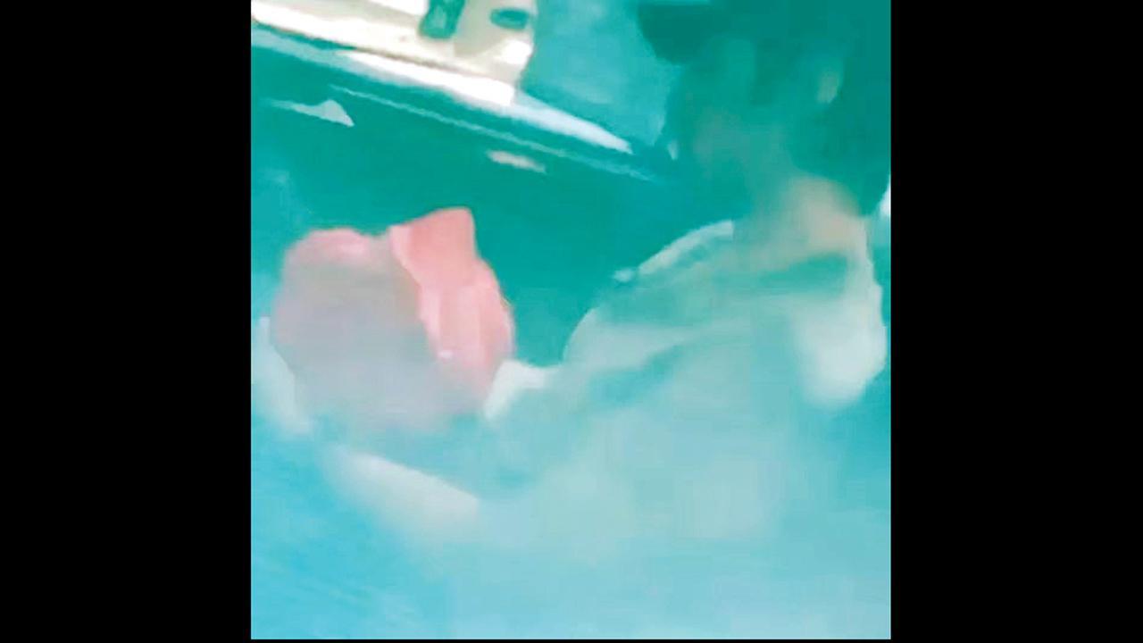 દાદા ધર્મેન્દ્રનાં અસ્થિ લેવા પહોંચ્યો કરણ દેઓલ