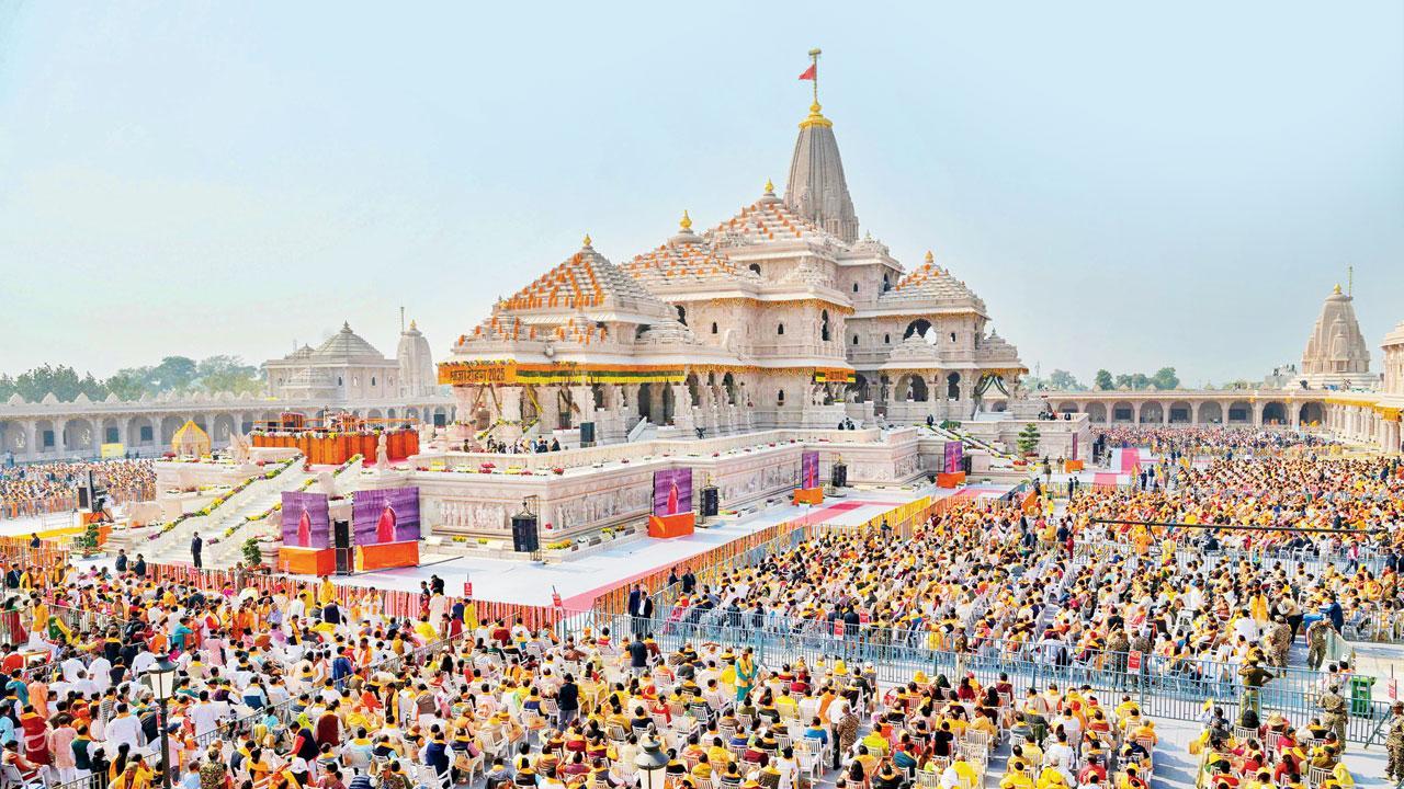 હજારો VVIP મહેમાનો અને આચાર્ય મહંતોની હાજરીની ઉપસ્થિતિમાં ગઈ કાલે અયોધ્યાના રામ મંદિરમાં ભવ્ય ધ્વજારોહણ સમારોહ સંપન્ન થયો