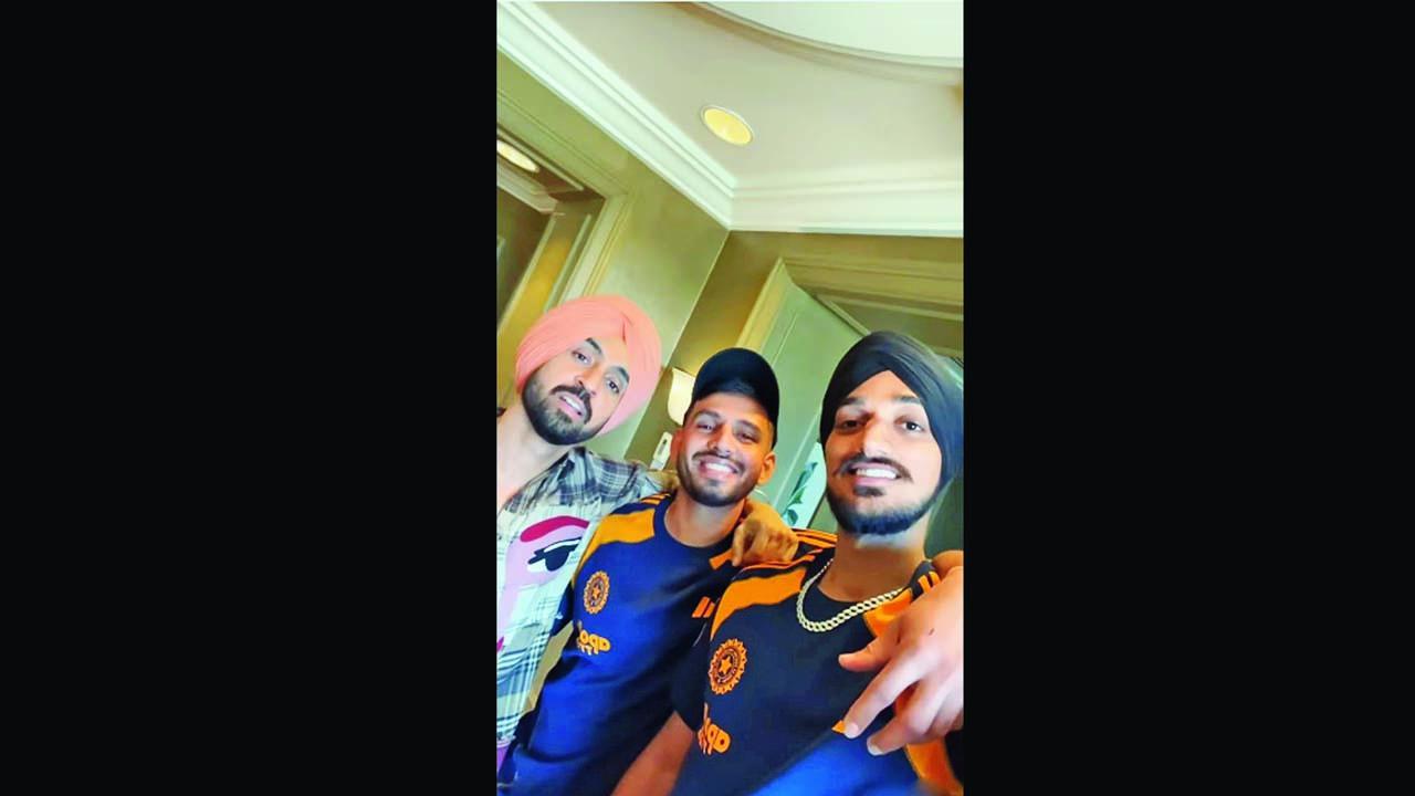 પંજાબી સિંગર દિલજિત દોસાંઝની ટીમે ઑસ્ટ્રેલિયાના મેલબર્નથી બે ક્રિકેટર્સનો એક વિડિયો શૅર કર્યો હતો