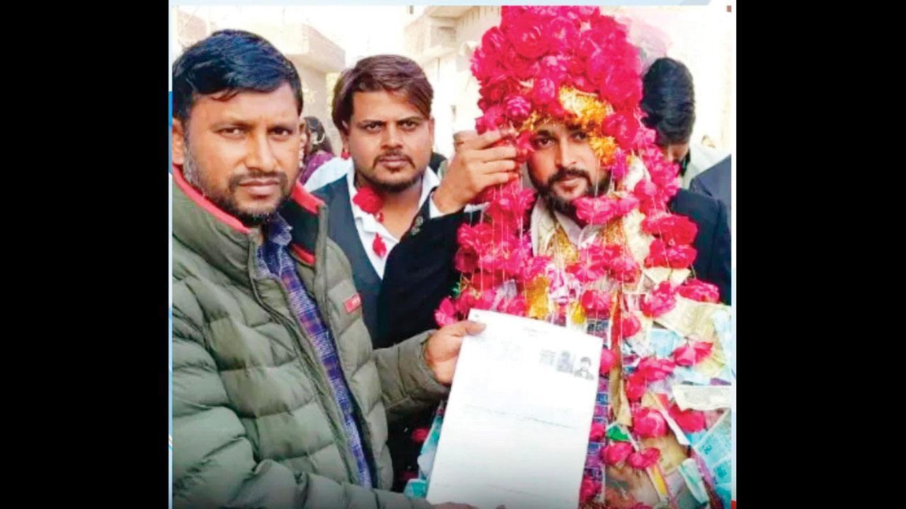 આ ઘટનાની તસવીરો લઈને ગામના મુખિયાએ સોશ્યલ મીડિયા પર શૅર કરી હતી