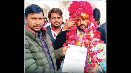 આ ઘટનાની તસવીરો લઈને ગામના મુખિયાએ સોશ્યલ મીડિયા પર શૅર કરી હતી