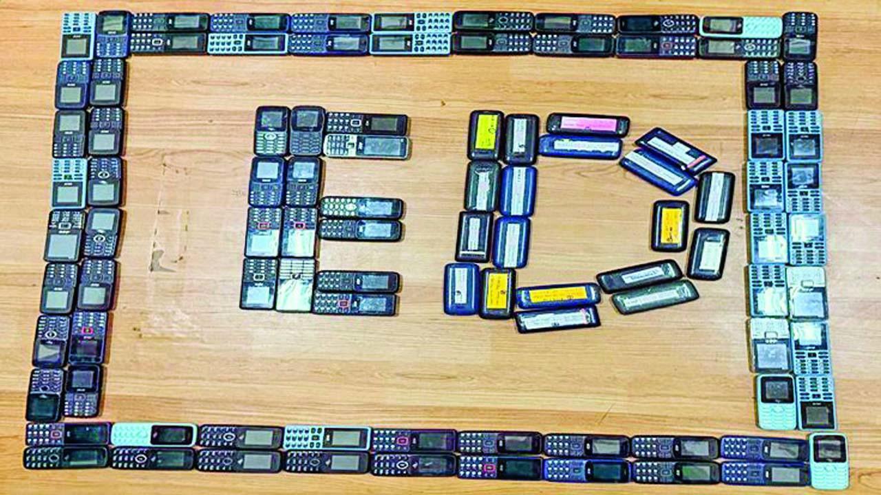 EDએ ૨૯ ઑક્ટોબરે એકસાથે અનેક સ્થળો પર રેઇડ પાડીને ડ્યુઅલ સિમ ફૅસિલિટી ધરાવતા ૧૦૦થી વધુ મોબાઇલ ફોન સહિત અનેક ચીજવસ્તુઓ જપ્ત કરી હતી.