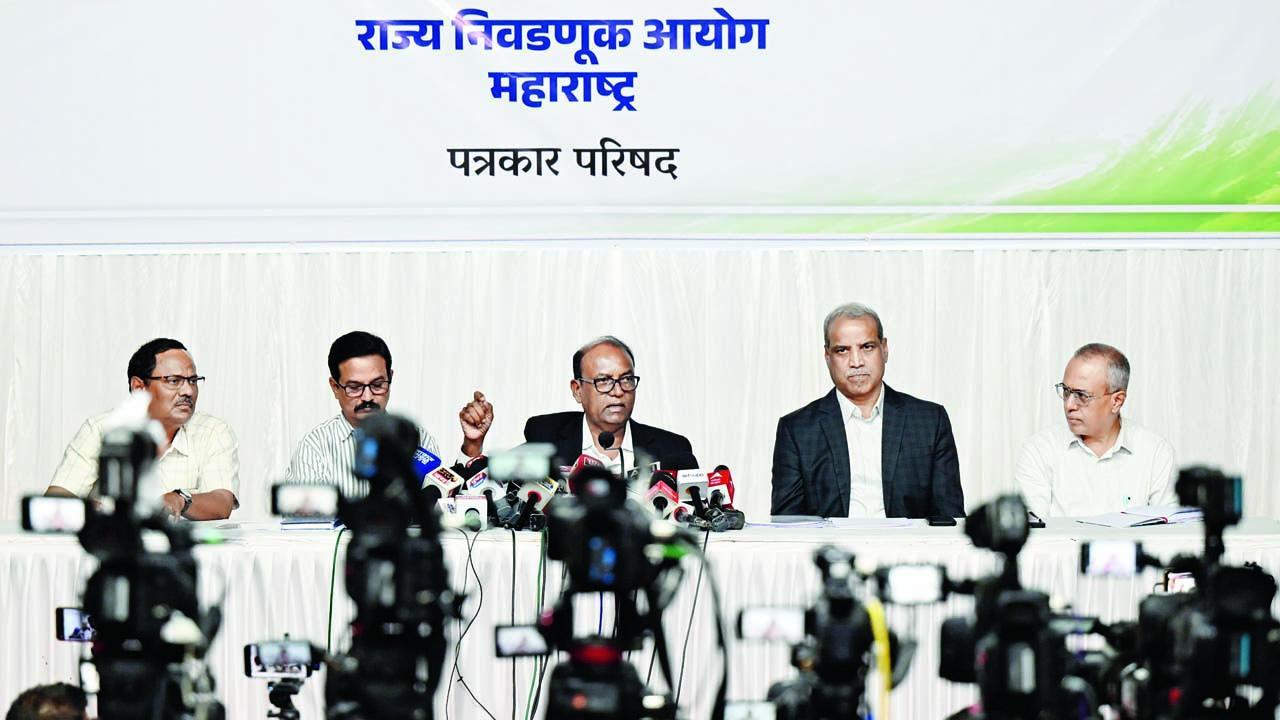 નરીમાન પૉઇન્ટ પર આવેલા સચિવાલય જિમખાનામાં ગઈ કાલે ચૂંટણીની તારીખો જાહેર કરતા રાજ્ય ચૂંટણી પંચના ચીફ દિનેશ ટી. વાઘમારે અને તેમની ટીમ. તસવીર : સતેજ શિંદે.