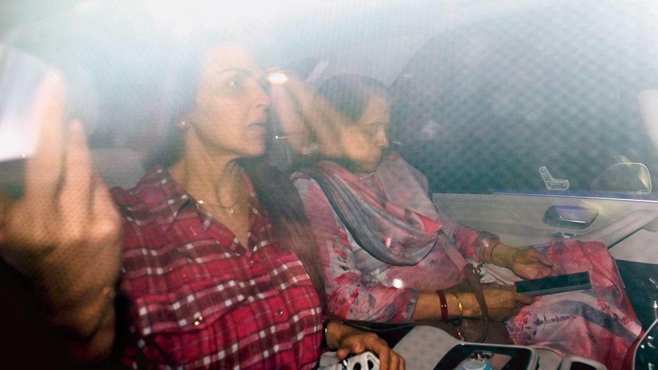 ગઈ કાલે ધર્મેન્દ્રના ખબરઅંતર જાણીને બ્રીચ કૅન્ડી હૉસ્પિટલમાંથી બહાર નીકળેલાં હેમા માલિની અને એશા દેઓલ