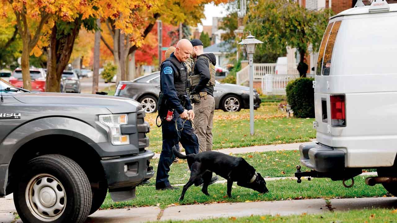 ગઈ કાલે મિશિગનના ડીઅરબૉર્નમાં એક ઘરની તપાસ કરતી પોલીસ.