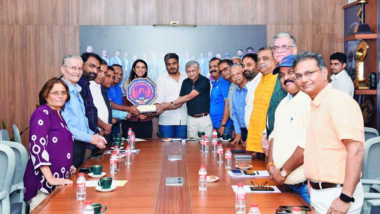 MCAએ ગઈ કાલે ભારતીય વાઇસ-કૅપ્ટન અને વર્લ્ડ કપ ચૅમ્પિયન સ્મૃતિ માન્ધનાને ૫૦ લાખ રૂપિયાના પુરસ્કારથી સન્માનિત કરી હતી