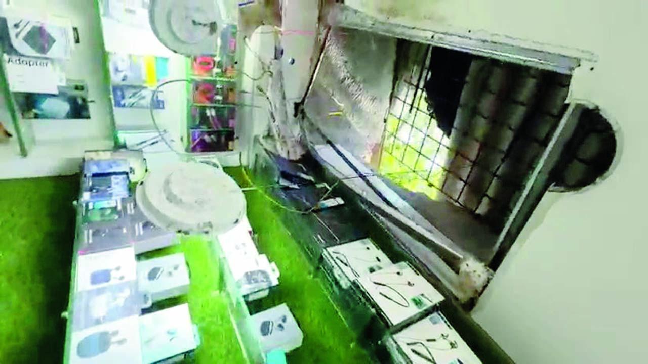 મોબાઇલની દુકાનમાં ચોરી કરવા છત તોડવામાં આવી હતી.