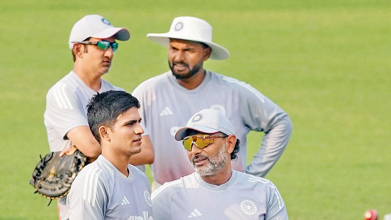 ગઈ કાલે પ્રૅક્ટિસ દરમ્યાન ટીમ ઇન્ડિયાનો કૅપ્ટન શુભમન ગિલ બૅટિંગ કોચ સિતાંશુ કોટક સાથે અને ઇન્જરી બાદ વાપસી કરી રહેલો વાઇસ-કૅપ્ટન રિષભ પંત હેડ કોચ ગૌતમ ગંભીર સાથે વાતચીત કરતા જોવા મળ્યા હતા.