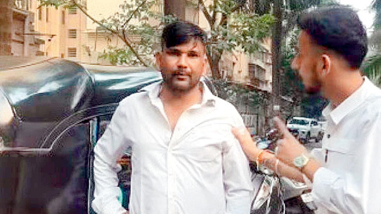 ટીનેજરના મિત્રોએ રિક્ષા-ડ્રાઇવરને પકડીને બરાબર પાઠ ભણાવ્યો હતો