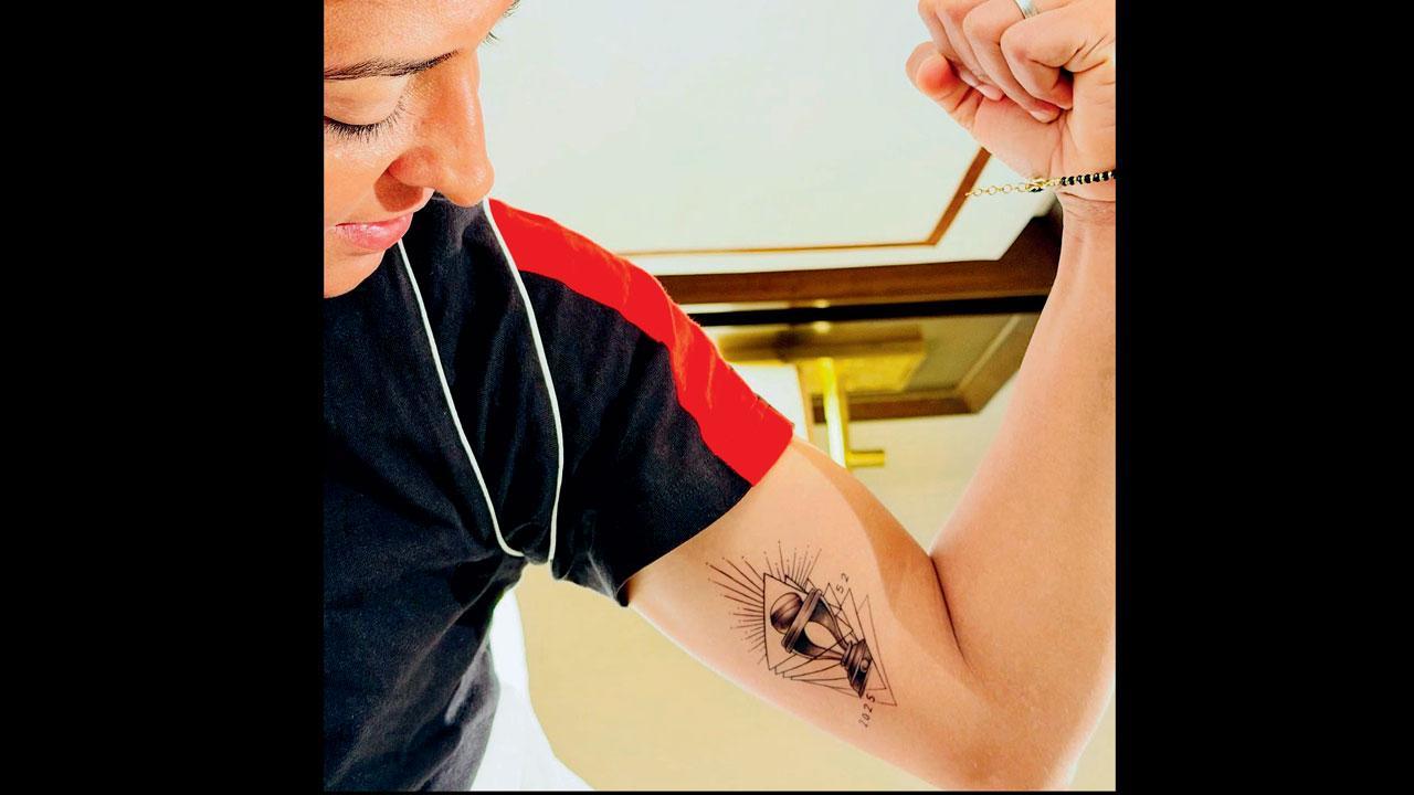 કૅપ્ટન હરમનપ્રીત કૌરના બાવડા પર વર્લ્ડ કપની ટ્રોફીનું ટૅટૂ