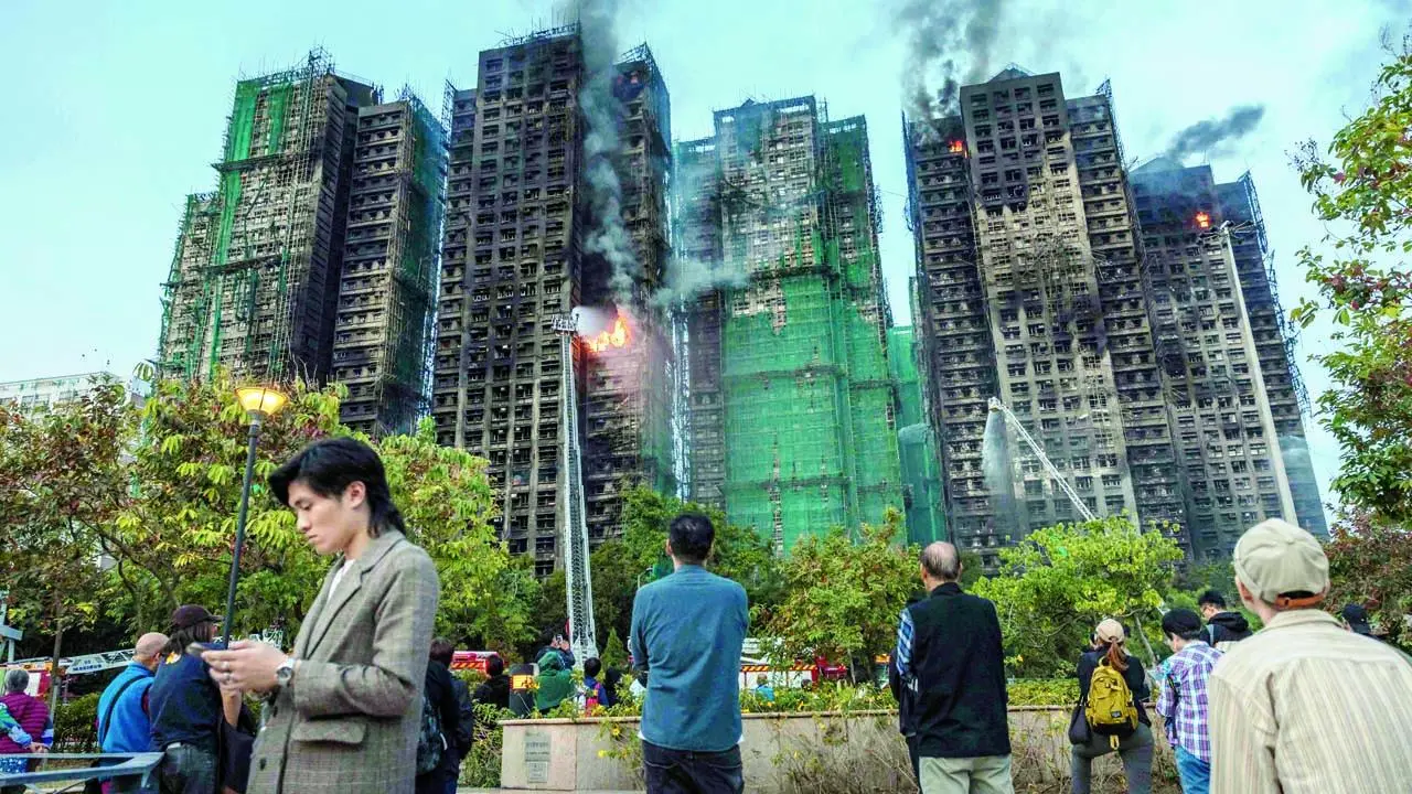 ગઈ કાલે બપોરે પણ બિલ્ડિંગોમાંથી આગની જ્વાળાઓ અને ધુમાડા નીકળતા હતા.