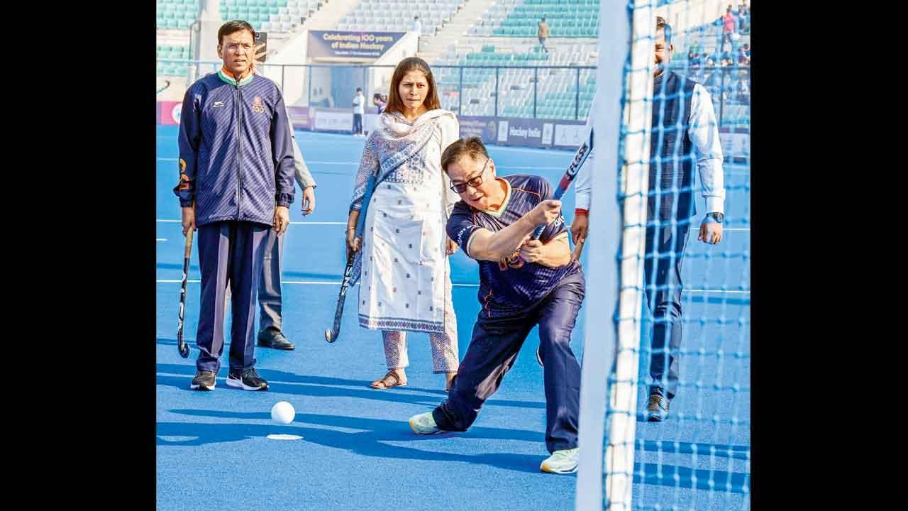 ગઈ કાલે દિલ્હીમાં હૉકી રમતા પ્રધાનો મનસુખ માંડવિયા, રક્ષા ખડસે અને કિરણ રિજિજુ.