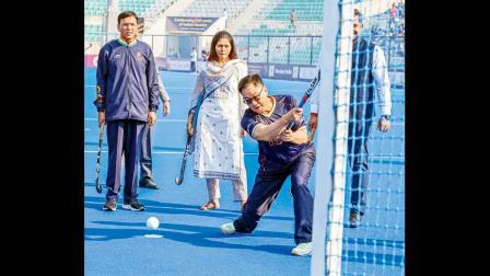 ગઈ કાલે દિલ્હીમાં હૉકી રમતા પ્રધાનો મનસુખ માંડવિયા, રક્ષા ખડસે અને કિરણ રિજિજુ.