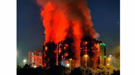 આગ જોતજોતાંમાં આસપાસનાં ૭ બિલ્ડિંગોમાં ફેલાઈ ગઈ