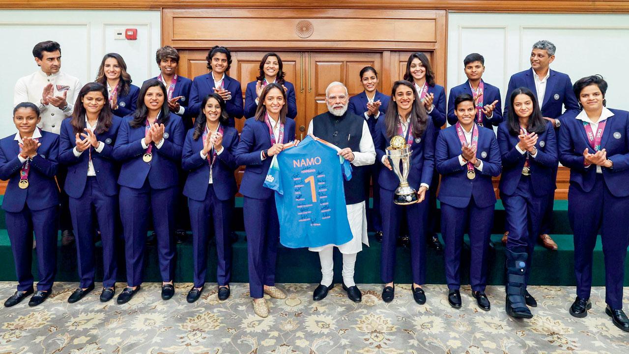નરેન્દ્ર મોદીને ગિફ્ટમાં મળ્યું લેડીઝ ક્રિકેટર્સના ઑટોગ્રાફવાળું NAMO ટી-શર્ટ