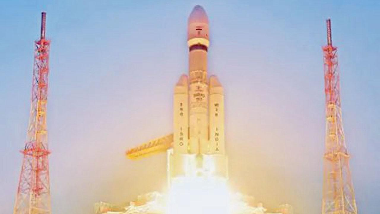 ગઈ કાલે સાંજે ૫.૨૬ વાગ્યે શ્રીહરિકોટાના સતીશ ધવન અવકાશ કેન્દ્ર પરથી સૅટેલાઇટનું સફળ પ્રક્ષેપણ કરવામાં આવ્યું હતું.