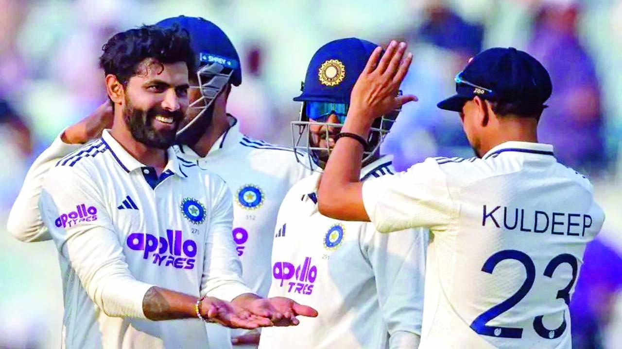 રવીન્દ્ર જાડેજાએ ૨૯ રનમાં ૪ વિકેટ લઈને સાથી-પ્લેયર્સ સાથે ઉજવણી કરી હતી. 