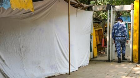 જંતર-મંતર પર જ્યાં એક વ્યક્તિએ પોતાને ગોળી મારીને આત્મહત્યા કરી લીધી તે સ્થળને સફેદ કપડાથી ઢાંકવામાં આવ્યું (તસવીર: એજન્સી)